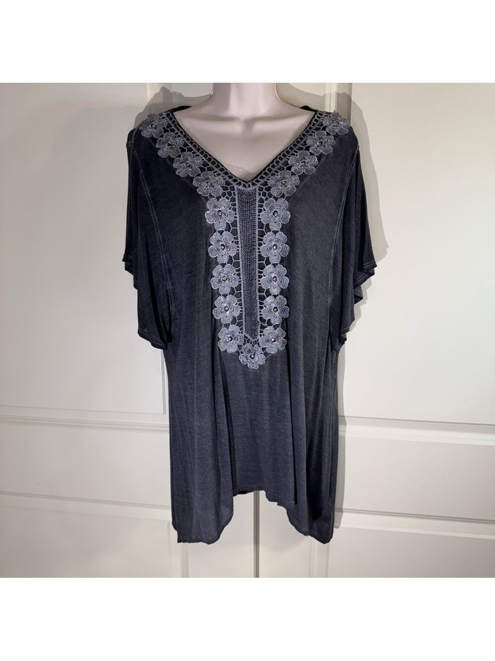 ONE WORLD Gray Tunic with Silver Embroidered Floral Accents Large